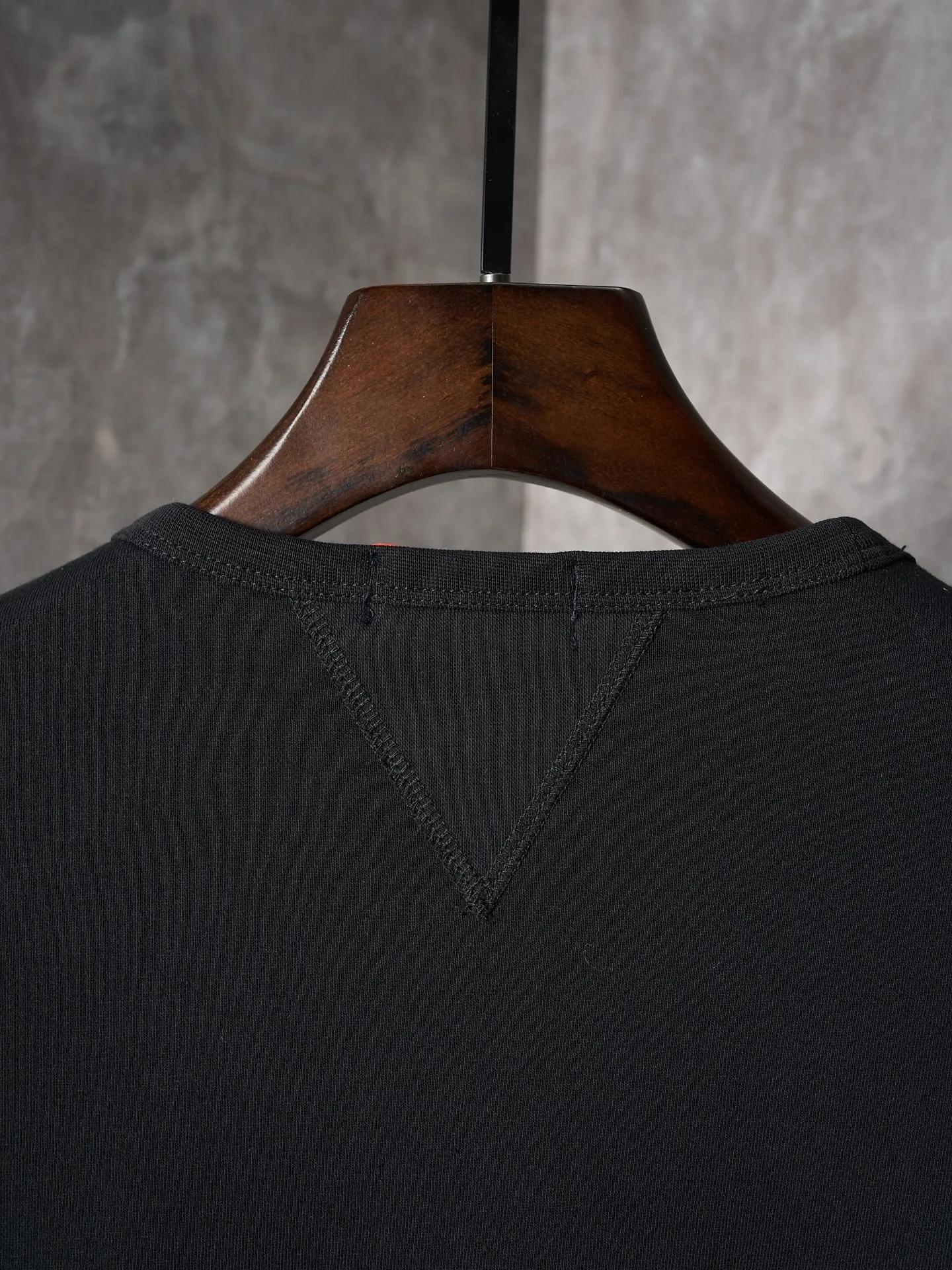 P290 Actual auction】Ralph Lauren/Ralph Lauren solid color pony logo embroidered round neck sweatshirt (black) [Ready stock] S M L XL custom cloud-like honey cotton fleece sweatshirt material with delicate feel and comfortable skin fit. A touch of midnight navy blue as the main color, exquisite red pony logo embellishment, full of recognition, with an atmosphere of freedom and vitality, a symphony of pure and smart colors, and outlining a high-end silhouette with extreme simplicity. Become the smart focus of vision and show your taste in silence. Use imported machine embroidery technology. Use advanced computer control system and precision mechanical components to realize the iconic pony embroidery operation. High precision. The lines are smooth and delicate. Adopt Hasuo technology. Use specific machines to sew. Hasuo has high fastness. It adds visual effects. It is time-consuming and labor-intensive. The fabrics have been washed and have a better hand feel. Not easy to deform. Not easy to shrink. Not easy to fade. Maintain long-term beauty and fit.